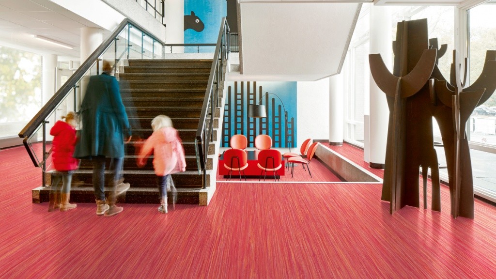 1180x664_Marmoleum_Striato_Colour_5242_red_roses_lobby_stairs.jpg